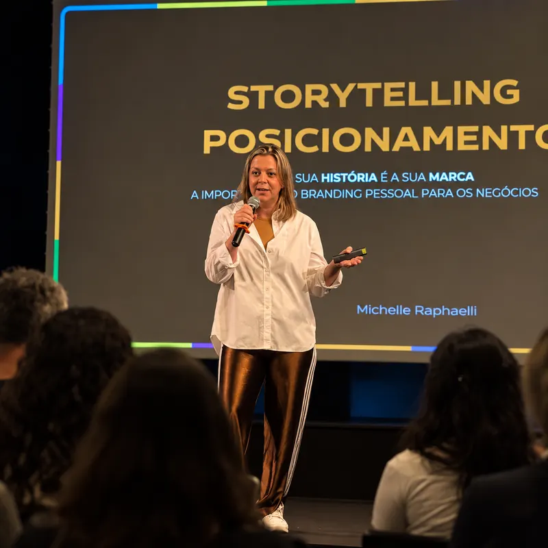Michelle Raphaelli ao microfone, em palestra sobre storytelling e posicionamento